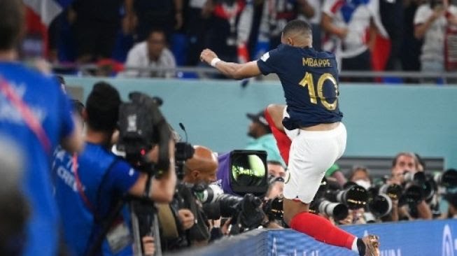 Pemain Perancis Kylian Mbappe rayakan gol ke gawang Denmark dalam pertandingan Grup D Piala Dunia 2022 di Stadium 974.