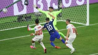 Christian Pulisic (tengah) saat mencetak gol ke gawang Iran dalam laga pamungkas Grup G Piala Dunia 2022, di Stadion Al Thumama.