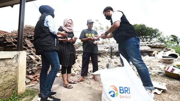 Relawan menyalurkan bantuan BRI peduli kepada para korban bencana gempa bumi di Kabupaten Cianjur.