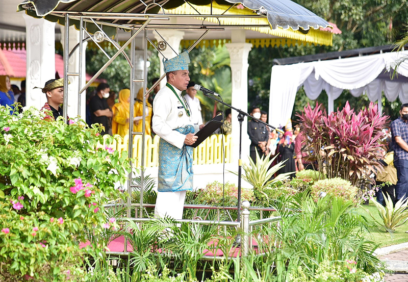 Gubernur Sumut Edy Rahmayadi memberikan sambutannya saat upacara Hari Guru Nasional tingkat Provinsi Sumut di Lapangan Alun-alun Kantor Bupati Deliserdang, Lubukpakam.