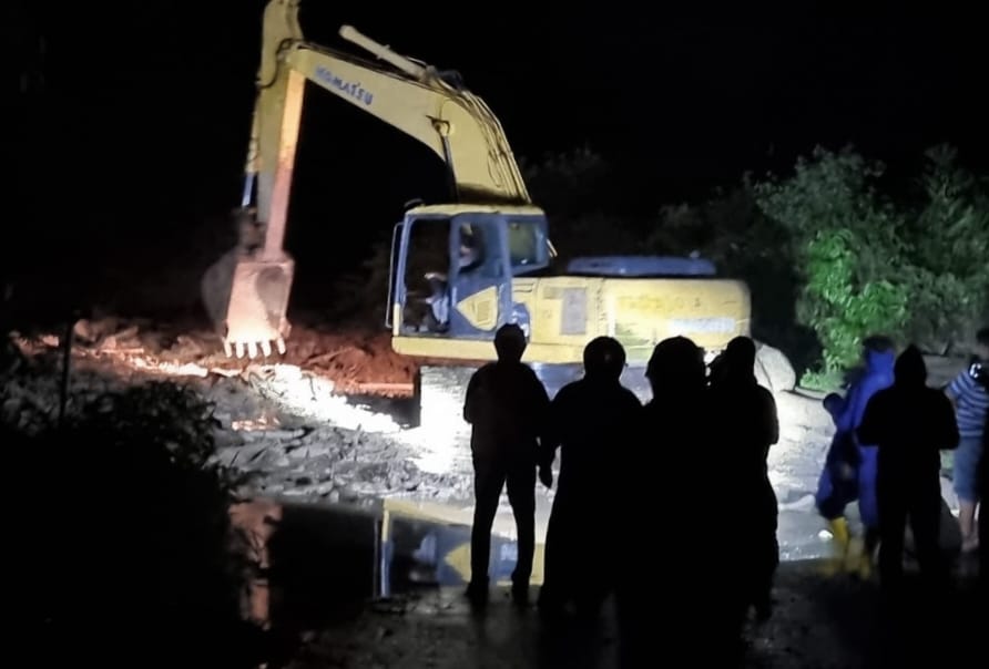 PLN Unit UP3 Padangsidimpuan langsung menurunkan puluhan petugas dan truk crane untuk mempercepat proses pemulihan gangguan listrik pasca longsor, di Madina.