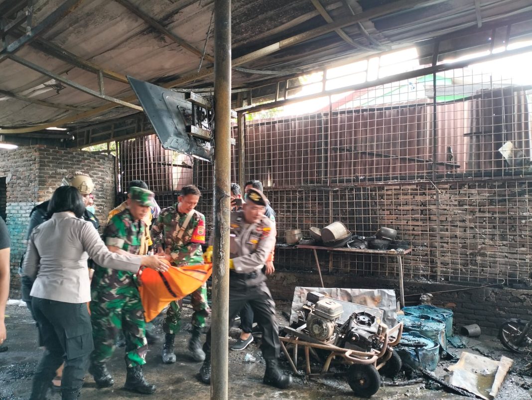 Personel Polsek Medan Tuntungan mengevakuasi jenazah korban kebakaran bengkel sepeda motot di Jalan Jamin Ginting km 13.5 Medan Tuntungan