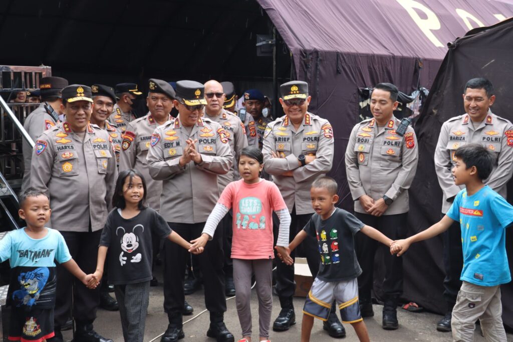 Baharkam Polri langsung datang ke Posko Pengungsian Polres Cianjur untuk mengajak anak-anak bermain melalui kegiatan trauma healing.