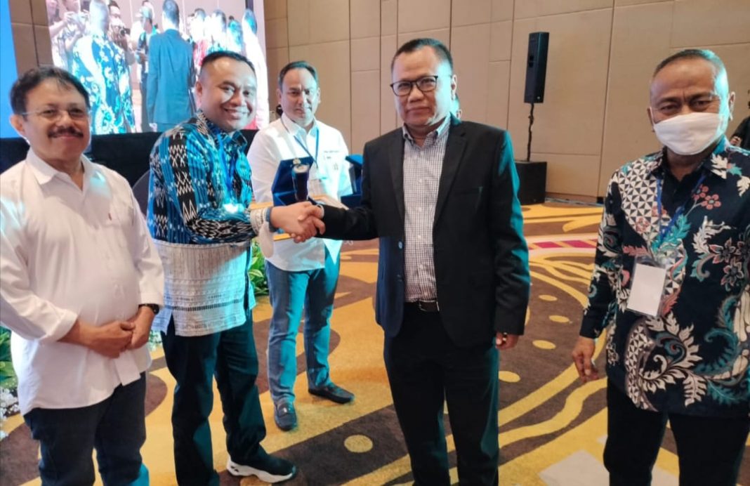Ketua PWI Sumut Farianda Sinik menerima penghargaan.