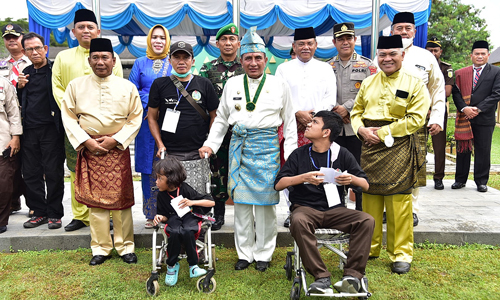 Gubernur Sumut Edy Rahmayadi foto bersama dengan Bupati Deliserdang Ashari Tambunan, Kepala Dinas Tenaga Kerja Sumut Baharuddin Siagian dan Plt Kepala Dinas Komunikasi dan Informatika Sumut Ilyas Sitorus serta para peserta Kemah Profil Pelajar Pancasila tingkat SLB se Sumut di Taman Cadika, Lubukpakam, Deliserdang.