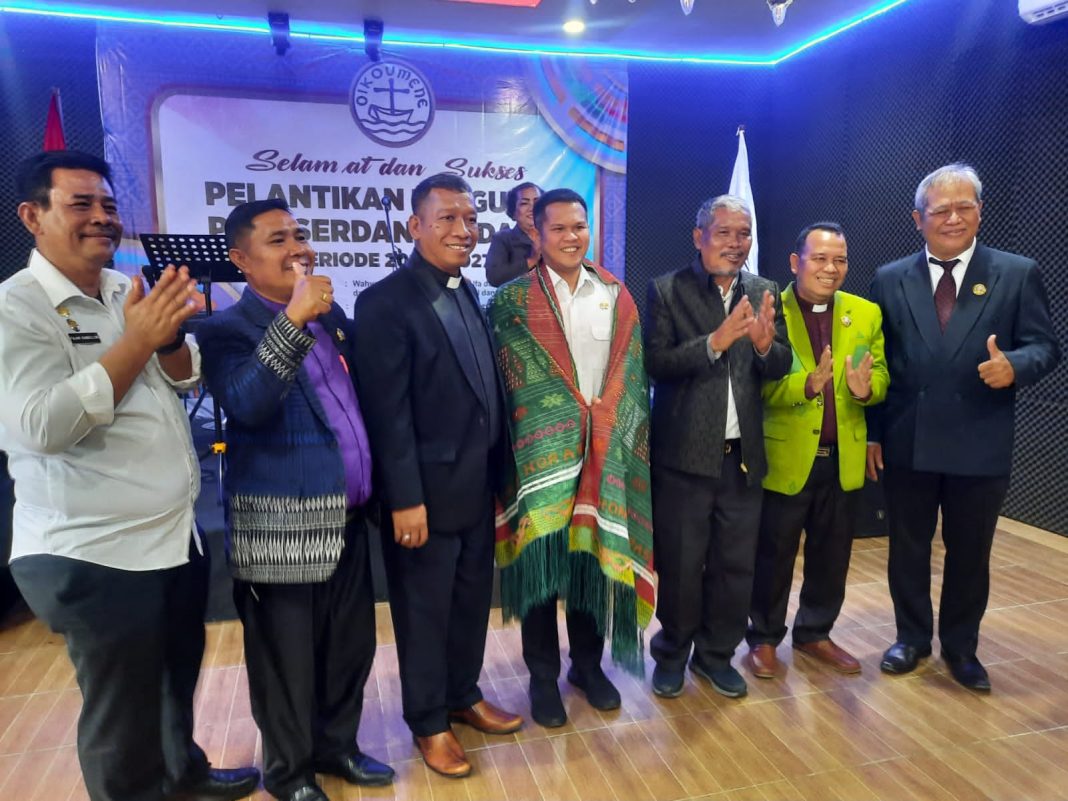 Wabup Sergai H Adlin Umar Yusri Tambunan didampingi Kadis Nakerkop Fajar Simbolon diabadikan bersama Ketua PGID Sergai Pdt Ryns Warhono Pasaribu dan Sekretaris St Sahala Siburian, serta MPH PGIW Sumut.