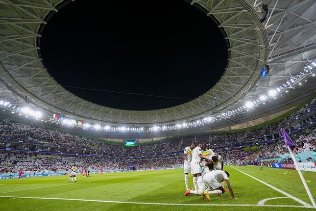 Skuad Senegal merayakan gol Bamba Dieng ke gawang Qatar di matchday 2 Grup A Piala Dunia 2022 di Al Thumama Stadium.