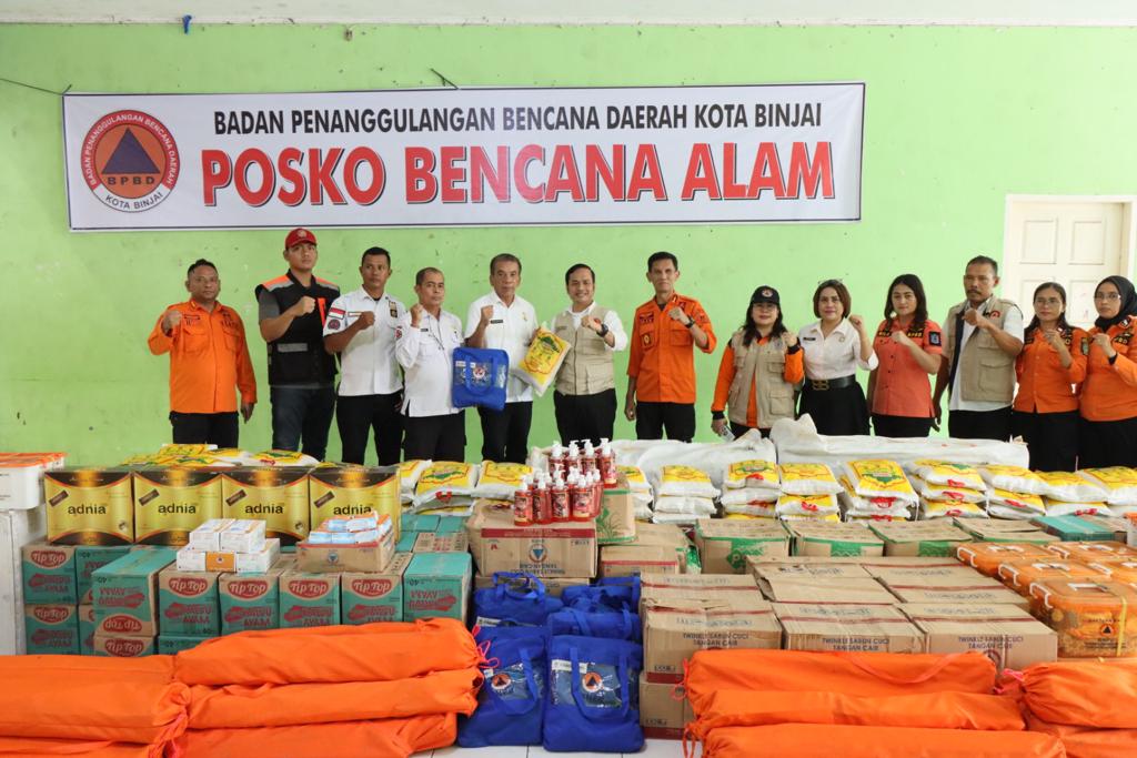 Kabid Penanganan Darurt Peralatan dan Logistik BPBD Sumut Zulham Efendi Siregar menyerahkan bantuan dari Pemerintah Provinsi Sumut kepada Sekda Kota Binjai Irwansyah di GOR Kota Binjai, Binjai.