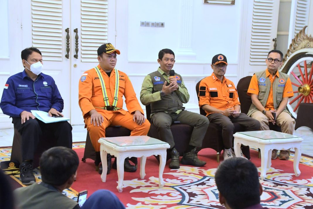 Kepala BNPB Letjen TNI Suharyanto (kemeja hijau dengan rompi) saat memberikan keteran pers di Kantor Bupati Cianjur, Jawa Barat.