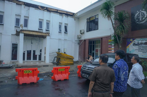 Wali Kota Medan Bobby Nasution meninjau robohnya gedung kantor Kejari Medan, beberapa hari yang lalu.