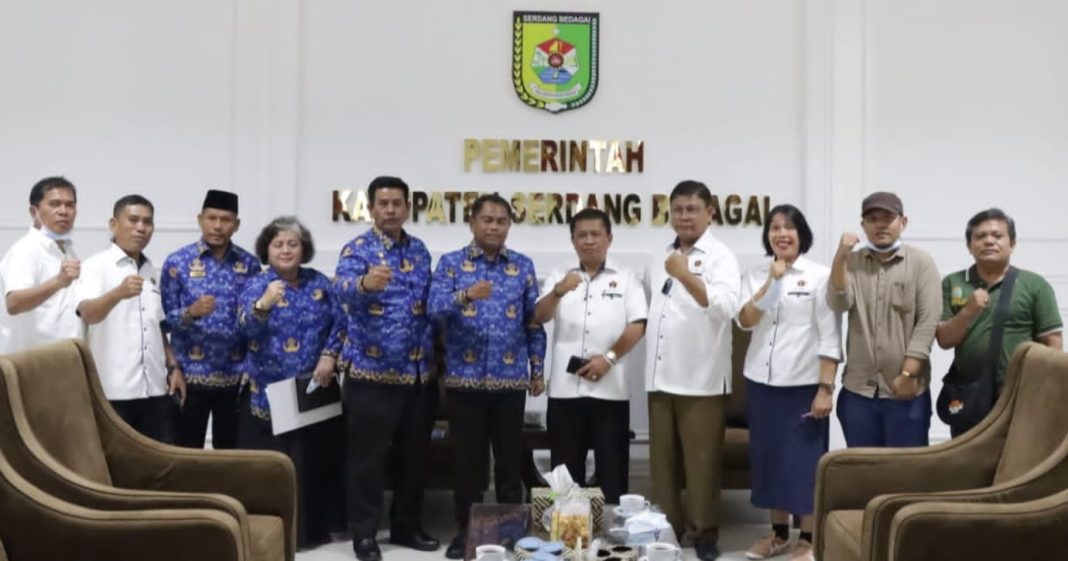 Bupati Sergai H Darma Wijaya foto bersama dengan panitia Natal PWI Sumut.