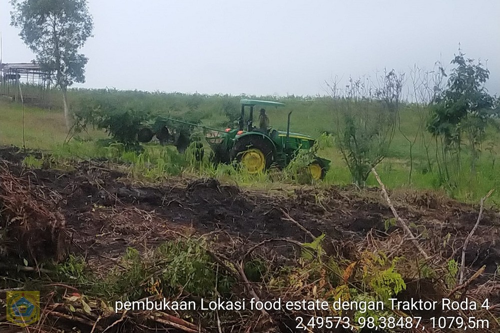 Dinas Ketahanan Pangan dan Pertanian Kabupaten Pakpak Bharat mengerahkan beberapa alat berat guna mengelola serta mengkonversi areal lahan food estate yang berada di Kecamatan Sitellu Tali Urang Julu ini.