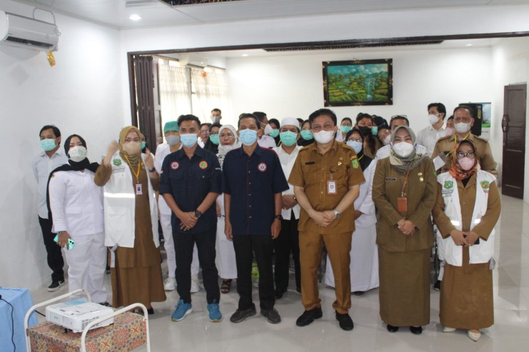 Direktur RSUD Dr Pirngadi Medan dr Syamsul Arifin Nasution SpOG (K) didampingi Wadir SDM dan Pendidikan RSUD Dr Pirngadi Medan Rina Amelia MPsi foto bersama dengan lainnya usai membuka pelatihan BHD