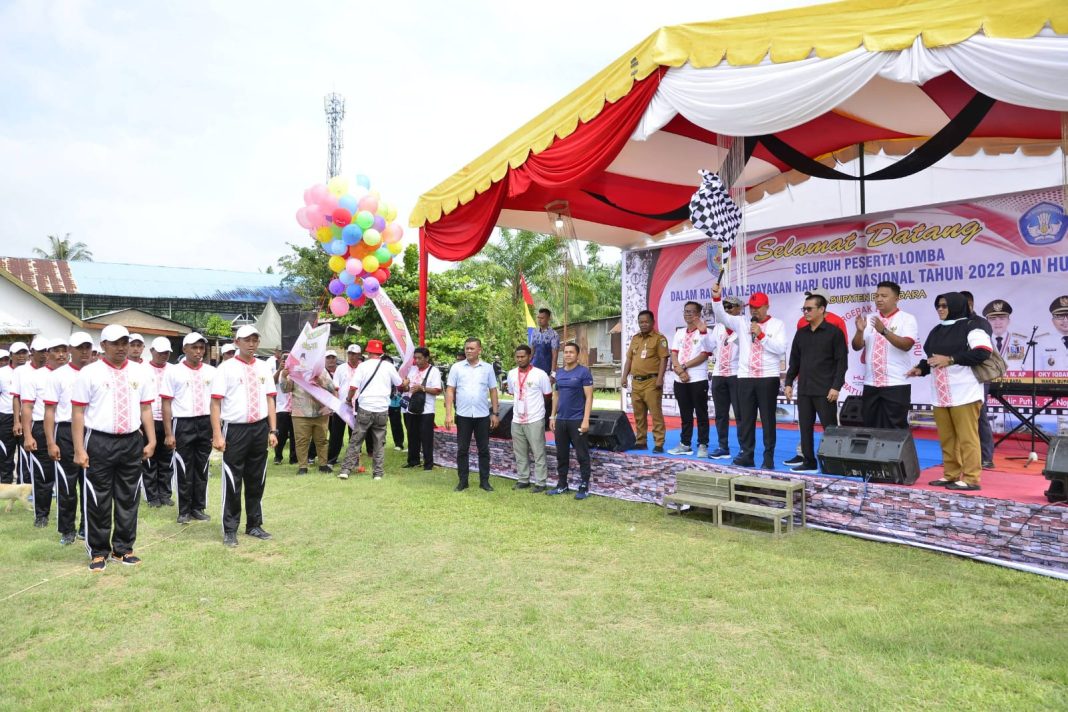 Bupati Batubara Ir H Zahir MAP melepas peserta gerak jalan dalam rangka menyambut HUT ke 77 PGRI yang digelar di Desa Aras, Kecamatan Air Putih, Kabupaten Batubara.