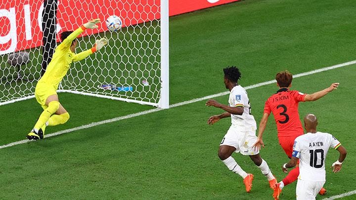 Pemain Ghana Mohammed Kudus mencetak gol kedua pada laga kedua Grup H antara Korea Selatan vs Ghana di Stadion Education City, Al Rayyan, Qatar.