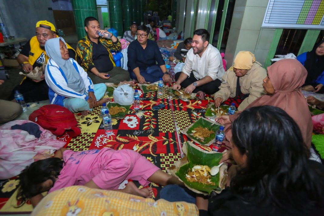 Ketua Partai DPD Golkar Medan M Rahmaddian Shah makan bersama di Masjid Al Husna Dian Al Mahri yang berada di Kelurahan Hamdan, Kecamatan Medan Maimun.