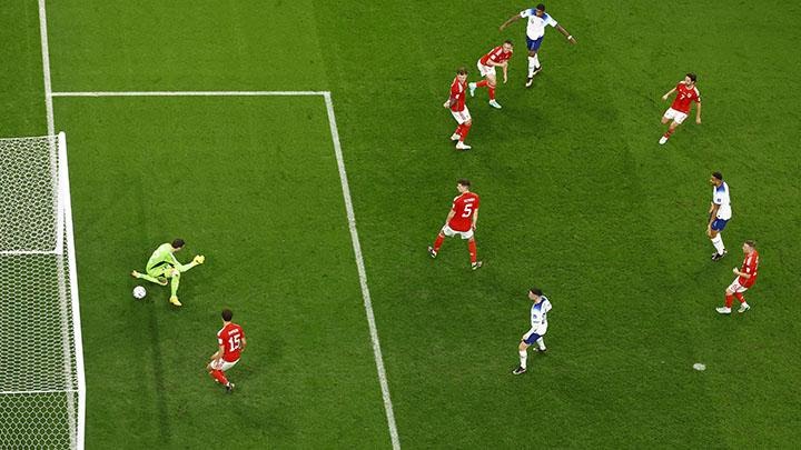 Pemain Inggris Marcus Rashford mencetak gol ketiga pada laga ketiga Grup B antara Wales vs Inggris di Stadion Ahmad Bin Ali, Al Rayyan, Qatar.