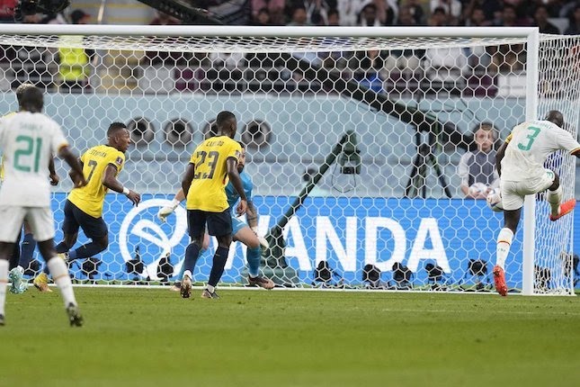 Momen saat Kalidou Koulibaly (kanan) mencetak gol di laga Ekuador vs Senegal di matchday 3 Grup A Piala Dunia 2022 di Khalifa International Stadium.