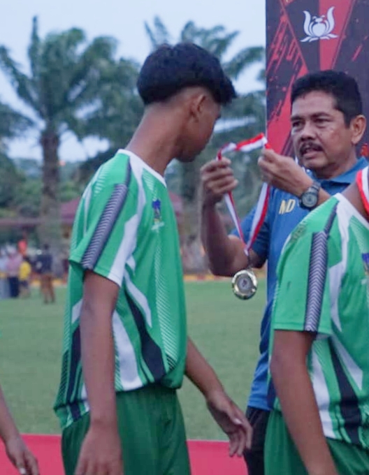 Pj Wali Kota Tebingtinggi Muhammad Dimiyathi mengkalungkan medali kepada pemain.