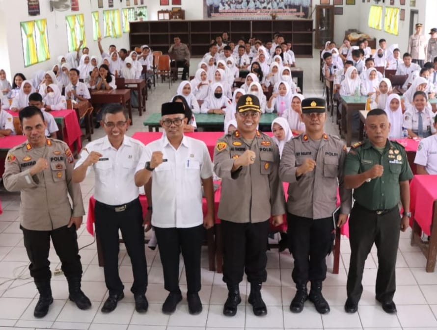 Kapolres Sergai AKBP Ali Machfud diabadikan bersama Kacabdisdik UPT Seirampah M Syafii, Kapolsek Perbaungan AKP M Pandiangan, Danramil 07/Perbaungan Kapten Kav Ishak Iskandar, Kasat Binmas Iptu R Panjaitan, Kepala SMAN 1 Perbaungan Riadi, dan para siswa.