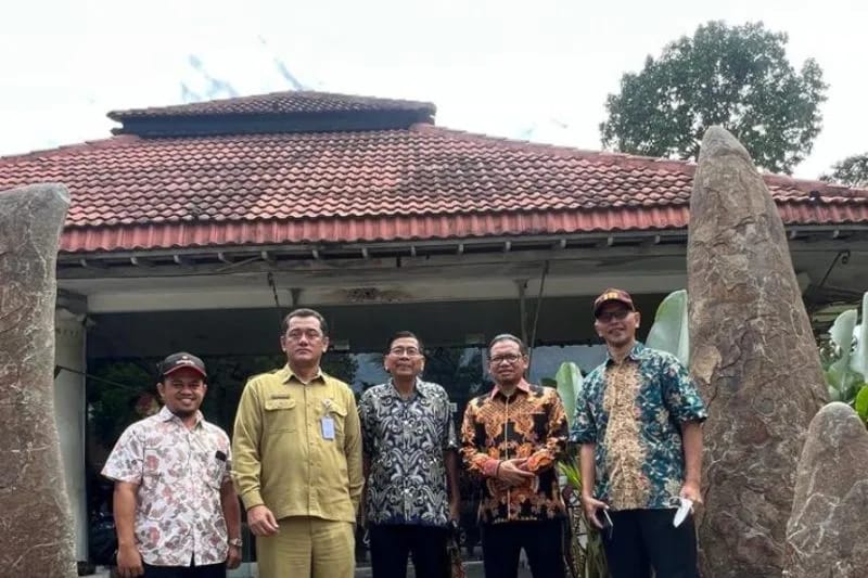 Ketua DPRD Kota Depok TM Yusufsyah Putra (kedua dari kanan) dan pembicara workshop Pengembangan dan Pemanfaatan Cagar Budaya.