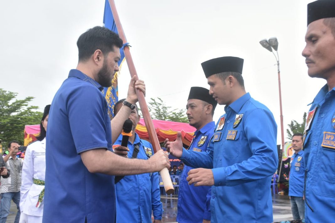 Ketua DPD KNPI Gunungsitoli Karya S Bate'e menerima pataka dari Ketua DPD KNPI Sumut El Ardian Shah.