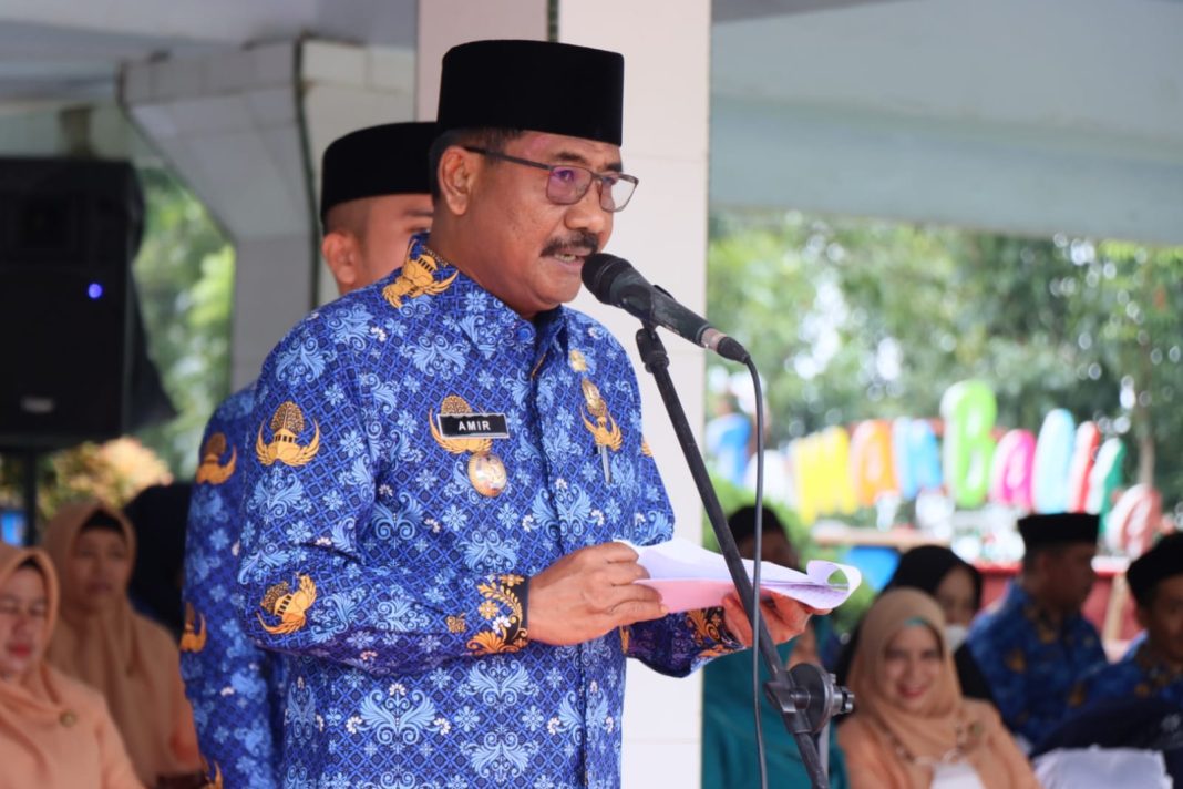 Wali Kota Binjai Drs H Amir Hamzah MAP membacakan kata sambutan saat melaksanakan upacara HUT ke 51 Korpri di Lapangan Merdeka Binjai.