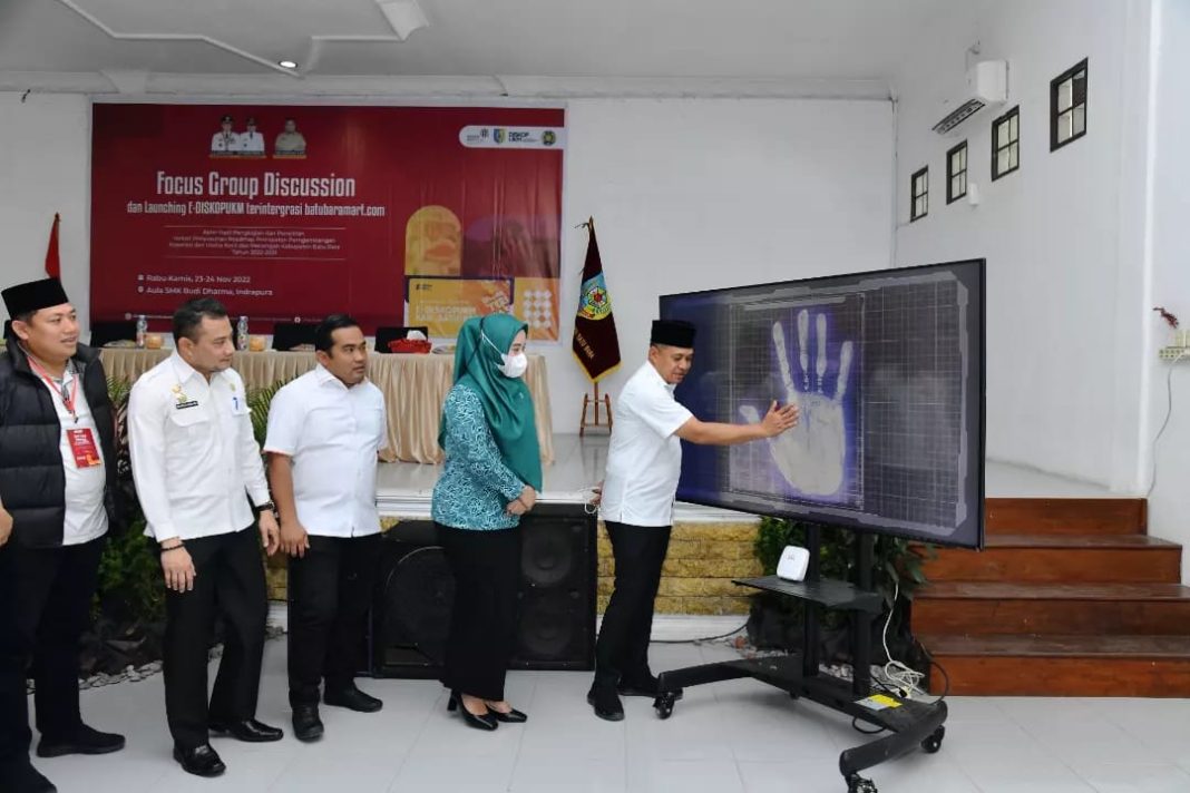 Bupati Batubara Ir H Zahir MAP meluncurkan aplikasi E-Diskopukm di Aula Gedung Budi Dharma, Desa Tanah Merah, Kecamatan Air Putih.