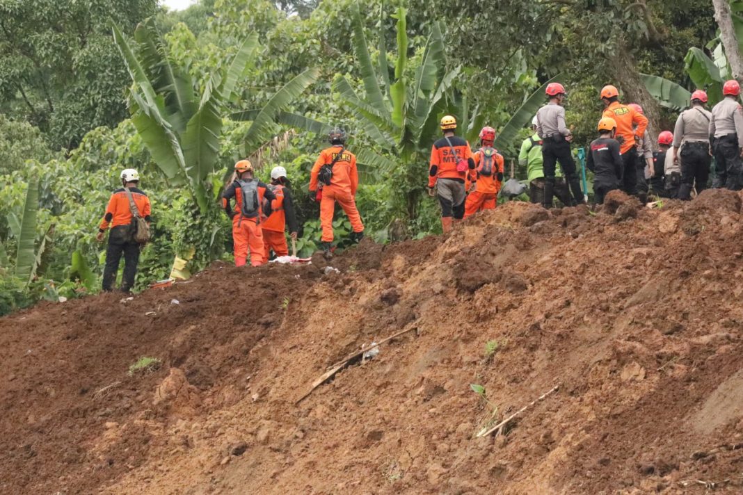 Tim Gabungan masih terus melakukan upaya pencarian korban tertimbun longsor pascagempa Cianjur M5.6 di Desa Cijendil, Kabupaten Cianjur, Jawa Barat.