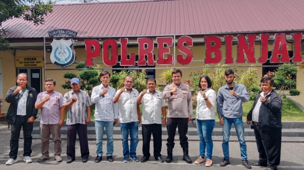 Kapolres Binjai AKBP Ferio Sano Ginting SIK foto bersama panitia Natal PWI Sumut di Binjai.