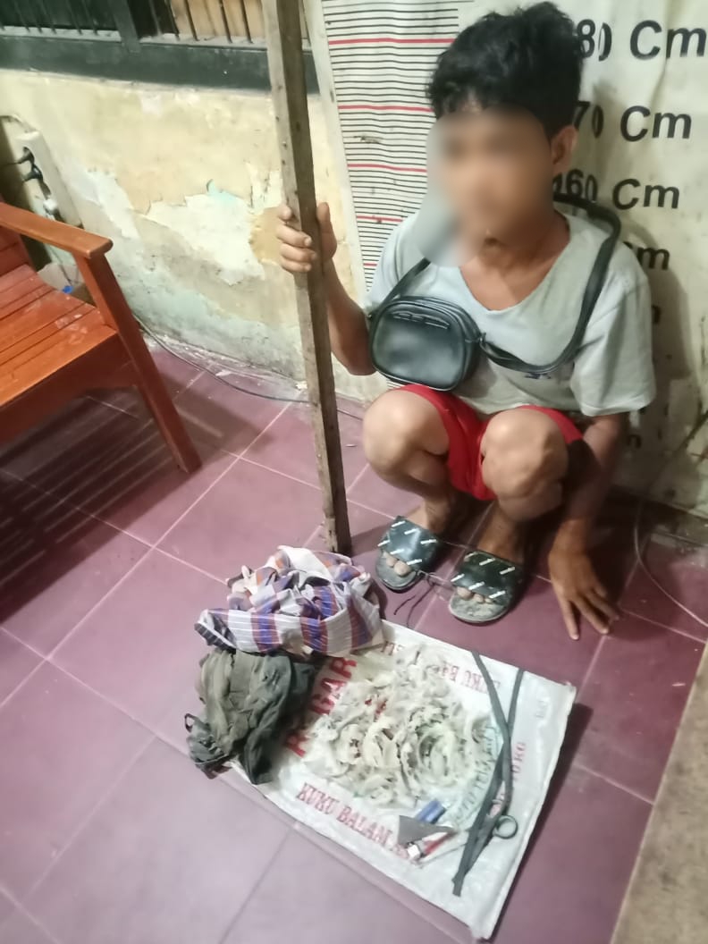 Tersangka KH dan barang bukti diamankan petugas Dusun Pelangi, Desa Pematang Tengah, Kecamatan Tanjungpura, Kabupaten Langkat.