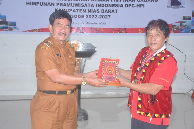 Bupati Nias Barat Khenoki Waruwu menghadiri pelantikan pengurus DPC HPI Kabupaten Nias Barat Periode 2022-2027, dilantik di Aula Soguna ba Zato.