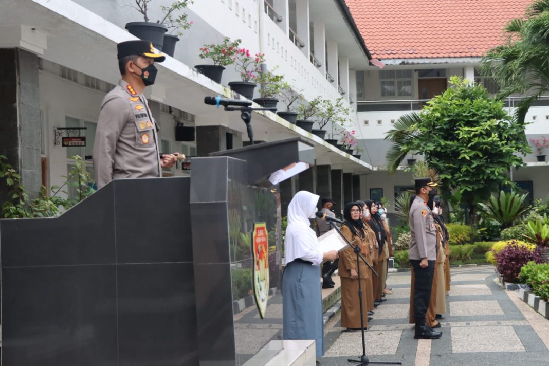 Kapolrestabes Medan Kombes Pol Valentino Alfa Tatared SH SIK jadi Pembina Upacara di SMA Negeri 1, Jalan Cik Ditiro Medan.