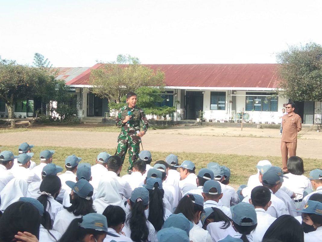 Dandim Letkol Inf Benny Angga saat memberikan wawasan kebangsaan kepada siswa SMA Negeri 1 Kabanjahe, didampingi Kepala Sekolah Ediyanto Bangun.