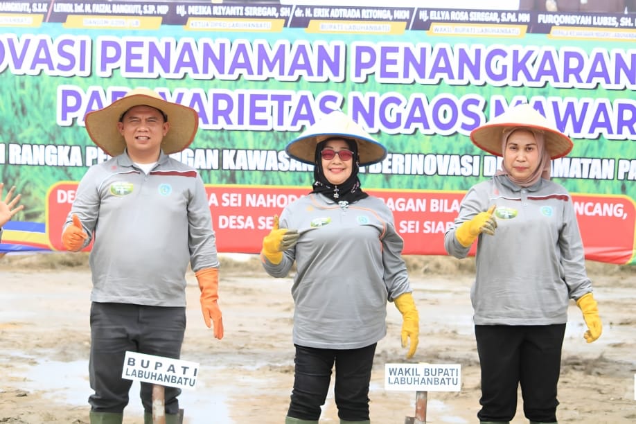 Bupati dr H Erik Adtrada Ritonga MKM beserta Wakil Bupati Labuhanbatu Hj Ellya Rosa Siregar SPd MM