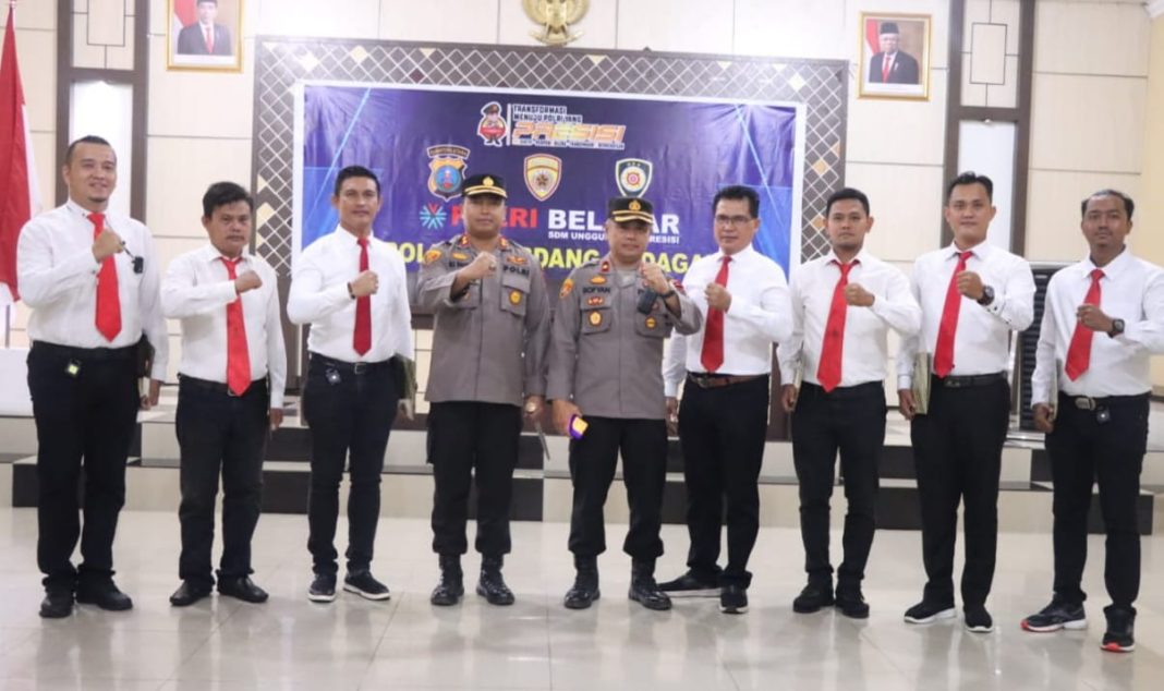 Kapolres Sergai AKBP Ali Machfud didampingi Wakapolres Kompol Sofyan diabadikan bersama Kasat Resnarkoba AKP Juriadi beserta personel yang menerima penghargaan.