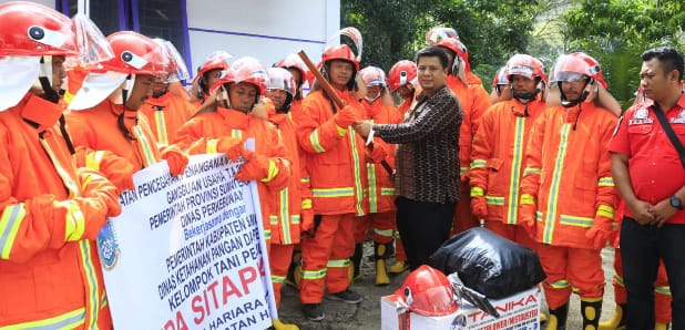 Bupati Samosir Vandiko T Gultom mengukuhkan pembentukan Kelompok Tani Peduli Api (KTPA) “Sitappar Api” di Kantor Desa Hariara Pohan, Kecamatan Harian.