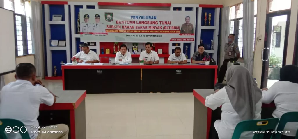 Dinas Sosial Asahan menyalurkan BLT Subsidi BBM kepada masyarakat.