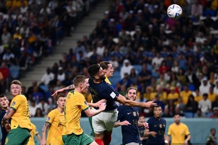 Olivier Giroud saat mencoba mencetak gol dalam pertandingan Perancis vs Australia pada Grup D Piala Dunia 2022 di Stadion Al-Janoub.