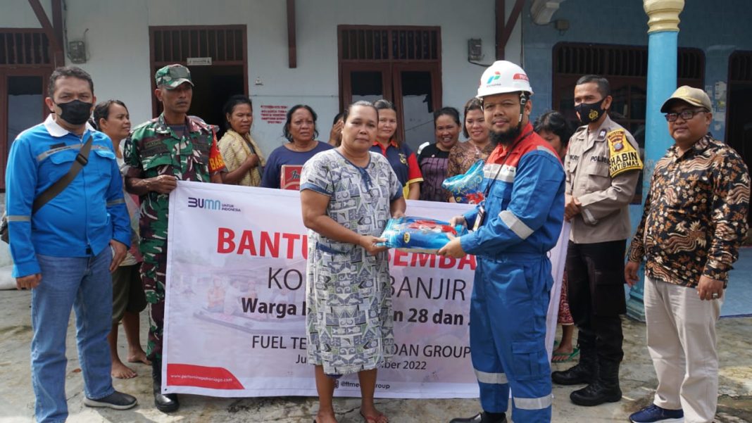 Pertamina Patra Niaga Regional Sumbagut melalui FT Medan Group menyalurkan bantuan sembako bagi korban banjir. Penyerahan bantuan sembako dilakukan langsung Pjs FT Manager Medan Group, Pipin Supeno didampingi Lurah Pekan Labuhan Anto Syahputra.