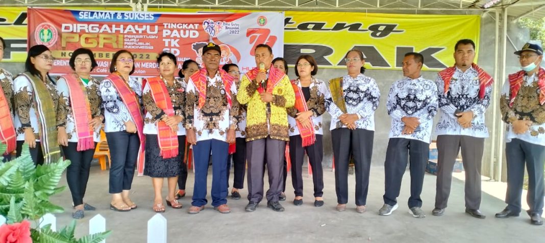 Korwil Dinas Pendidikan Kecamatan Lau Baleng Sada Perarih Ginting memberikan motivasi kepada guru purnabakti, Lem Ginting (kiri) usai menyerahkan bingkisan kain tradisionil Karo 