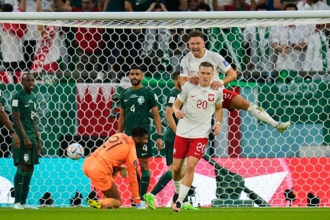 Piotr Zielinski mencetak gol dalam laga Piala Dunia 2022 Polandia vs Arab Saudi.