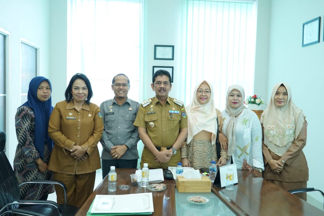 Pj Wali Kota Tebingtinggi Muhammad Dimiyathi foto bersama OPD usai memaparkan program “ECO UMKM Untuk Tebingtinggi Sejahtera” sebagai program unggulan Kota Tebingtinggi, di hadapan fanelis juri kota I-Sim for Cities melalui Zoom metting, di Ruang Kerja Balai Kota.