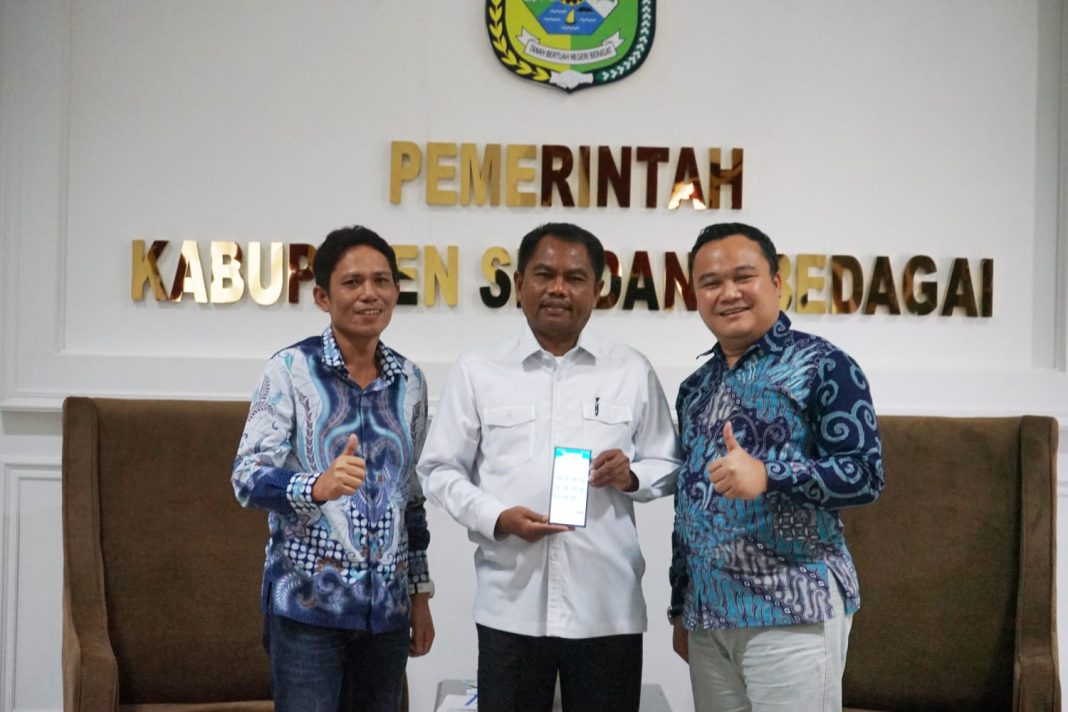 Dari kiri Manager UP3 Lubukpakam Denny Fitrianto (tengah) Bupati Sergai Darma Wijaya dan kanan Manager UP3 Pematangsiantar Petrus Gading Aji dalam suatu acara memperkenalkan PLN Mobile.