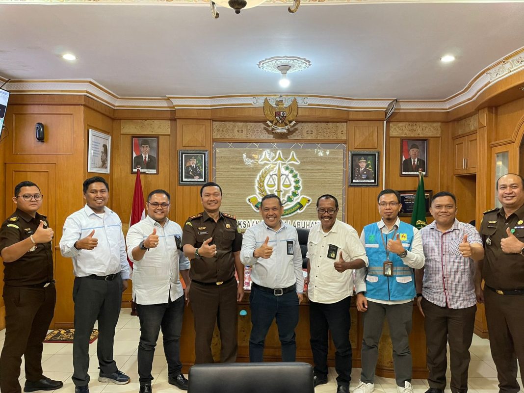 PLN UP3 Rantauprapat dan pihak terkait foto bersama sebelum mengadakan edukasi pemakaian tenaga listrik yang legal dan nyaman, baru-baru ini.