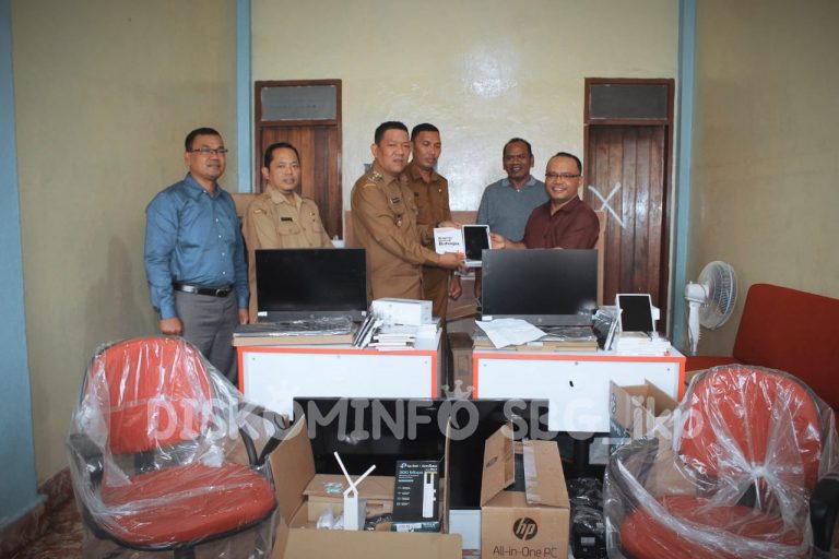 Wakil Wali Kota Sibolga Pantas Maruba Lumban Tobing menyerahkan bantuan Pocadi kepada Rumah Pembinaan Keuskupan Sibolga, Jalan Albertus, Kelurahan Pasar Baru, Kecamatan Sibolga Kota.