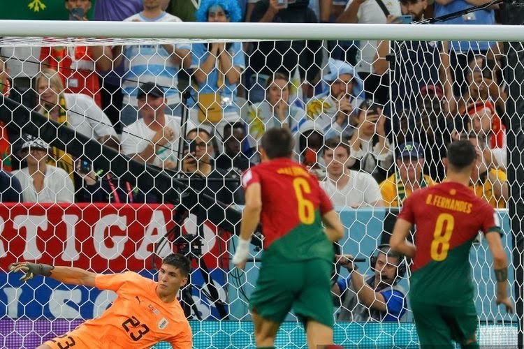 Gelandang Portugal Bruno Fernandes mencetak gol kedua timnya dari tendangan penalti pada laga Grup H Piala Dunia 2022 Qatar antara Portugal vs Uruguay di Stadion Lusail di Lusail, Utara Doha.