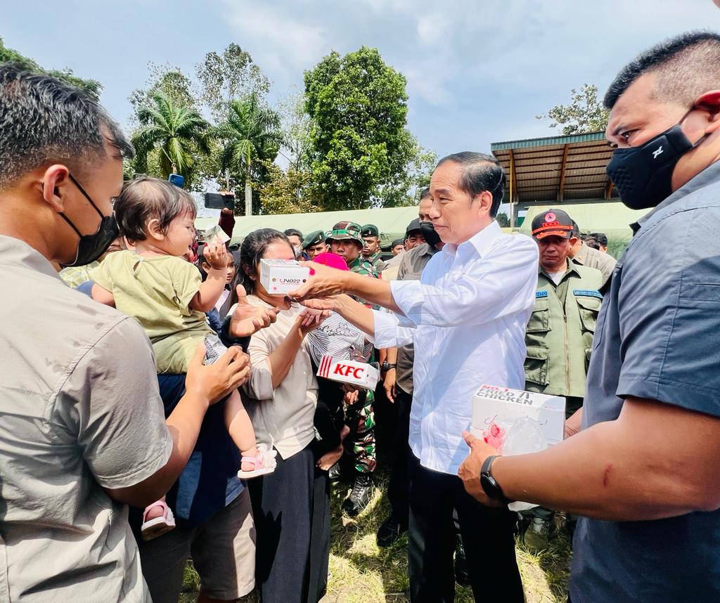 Presiden Joko Widodo memberikan bantuan bagi warga yang rumahnya rusak terdampak gempa bumi magnitudo 5,6.