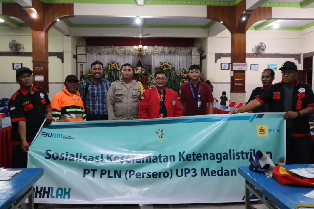 PT PLN UP3 Medan diwakili Pejabat Pelaksana K3L dan KAM Doli Uli Saut Sitompul melakukan sosialisasi keselamatan ketenagalistrikan dan sebelumnya foto bersama di Wisma Menteng Jalan Medan Tenggara Raya.