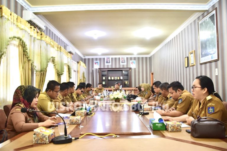 Wakil Wali Kota Sibolga Pantas Maruba Lumban Tobing memimpin rapat mekanisme penggunaan dana kelurahan.